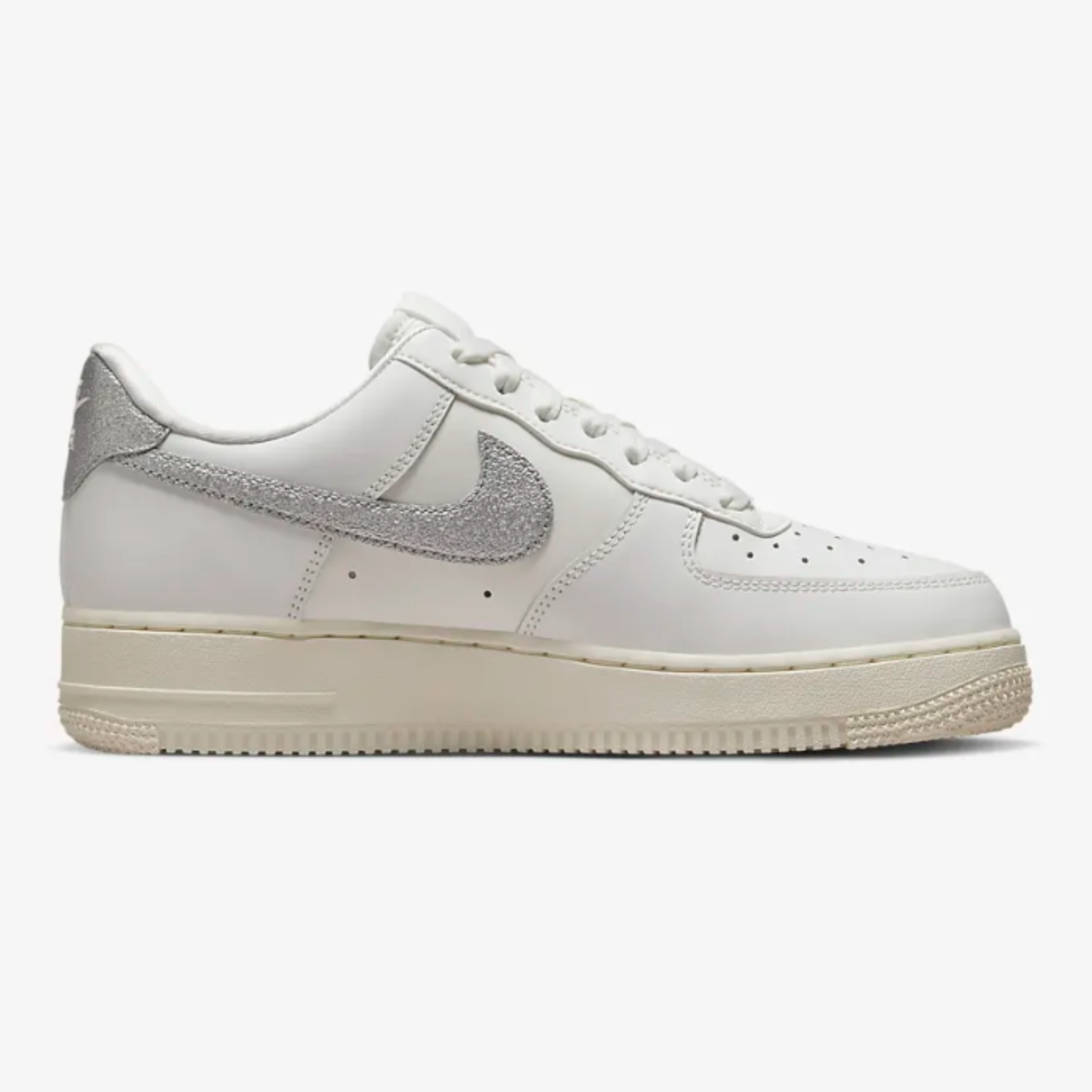 Nike Air Force 1 Low Beige / Zilver - Dames Sneaker - DQ7569-100